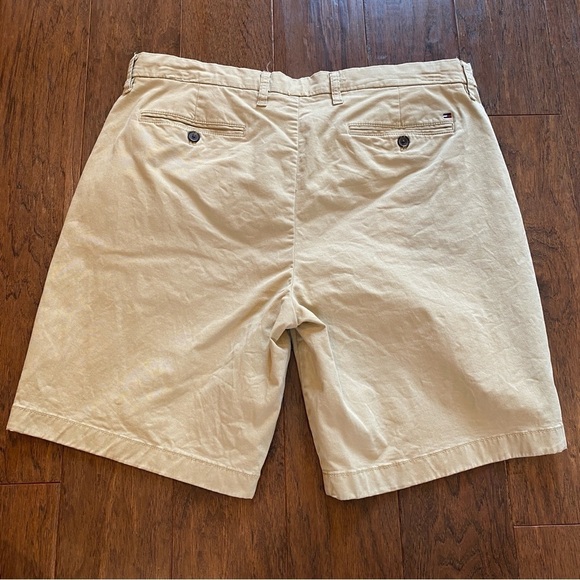 2 EUC Tommy Hilfiger flat front khaki shorts 36 - Picture 5 of 13